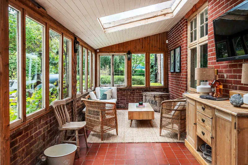 Surrey Country Farm House, L767 (photo 26)
