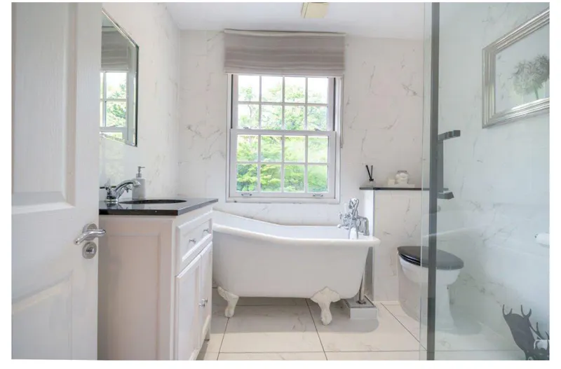 Bath - rolltop at Rickmansworth Family Cottage , C882 (photo 19)