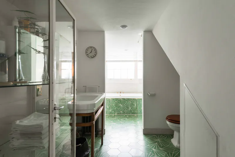Bathroom at Characterful Angel Studio, N565 (photo 18)