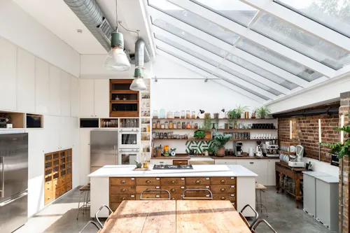 Characterful Angel Studio, N565