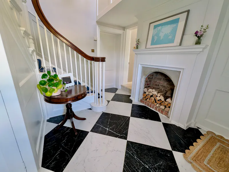 Entrance hall at Cookham Tennis Cottage, C950 (photo 2)