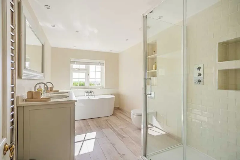 Bath - rolltop at Cookham Tennis Cottage, C950 (photo 15)