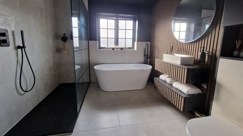 Bath - rolltop at Rayleigh Family Home , D2834 (photo 7)