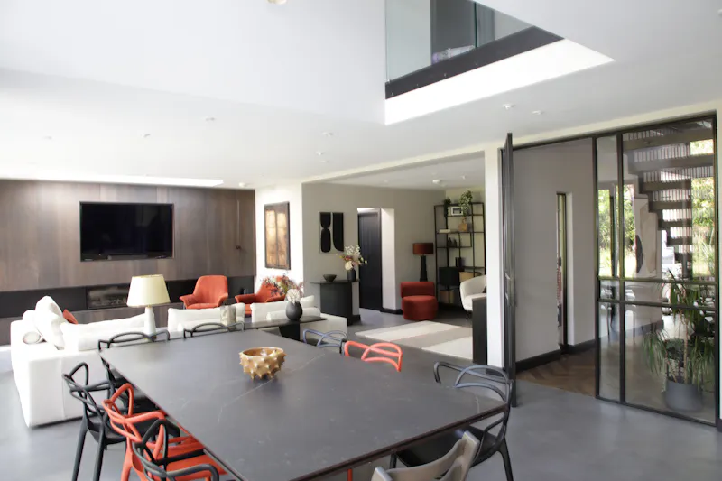 Modern Ashtead Family Home, D2832 (photo 3)