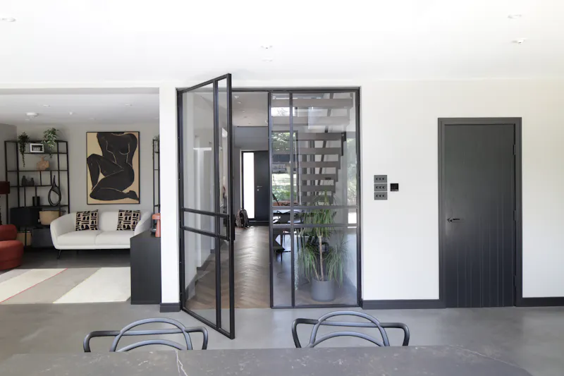 Modern Ashtead Family Home, D2832 (photo 8)