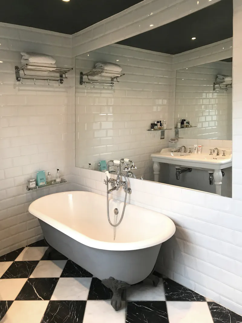 Bath at Converted Camberwell pub, F591 (photo 32)