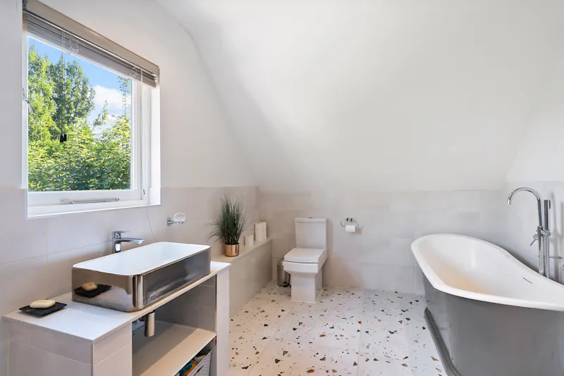 Bathroom at Modern Marlow Pool House, D2836 (photo 36)