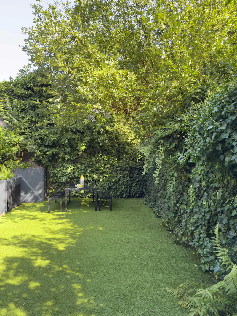 Garden at Sophisticated Highgate house, D2255 (photo 34)