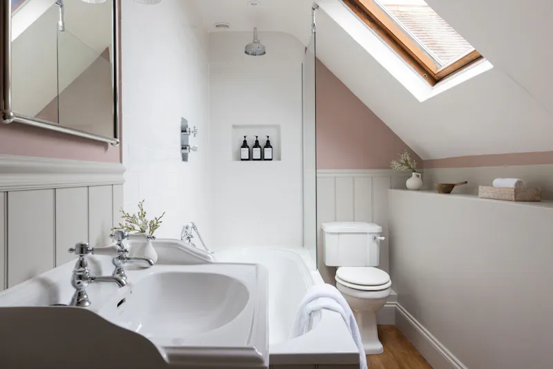 Shower at West Dean cosy cottage, C956 (photo 16)