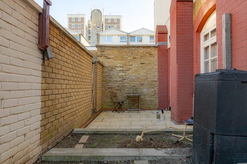 Courtyard at Dalston converted school flat , F1265 (photo 32)