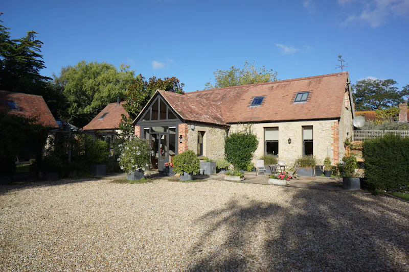 Driveway at Elegant Oxford Barn Conversion, L775 (photo 1)