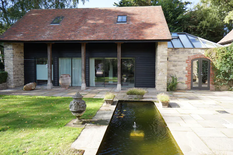 Pond at Elegant Oxford Barn Conversion, L775 (photo 28)