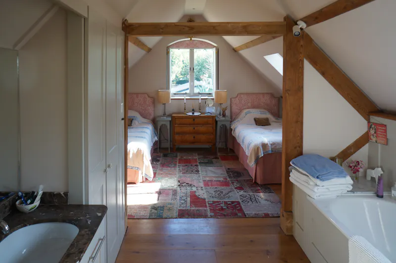 Beams at Elegant Oxford Barn Conversion, L775 (photo 26)