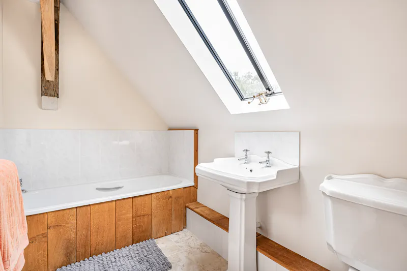 Bath at Impressive Milton Keynes barn, L774 (photo 52)