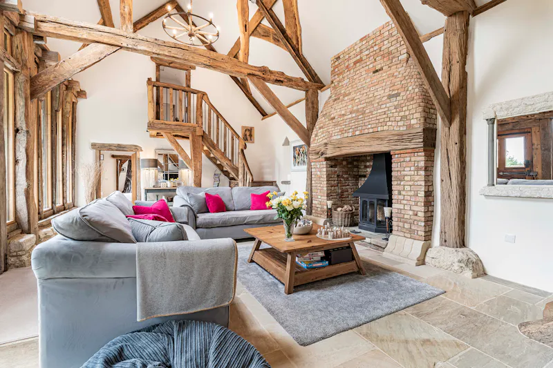 Beams at Impressive Milton Keynes barn, L774 (photo 12)