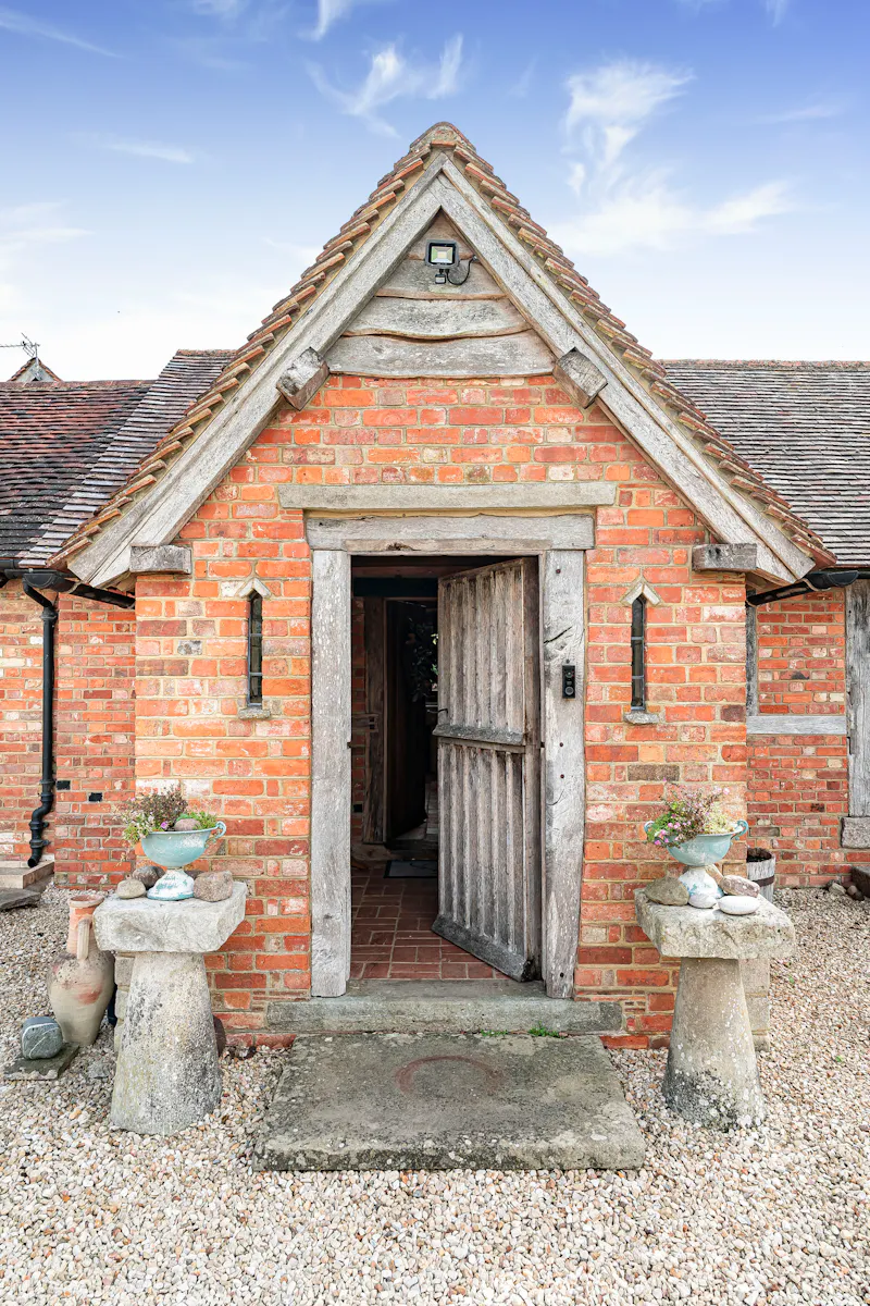 Impressive Milton Keynes barn, L774 (photo 64)