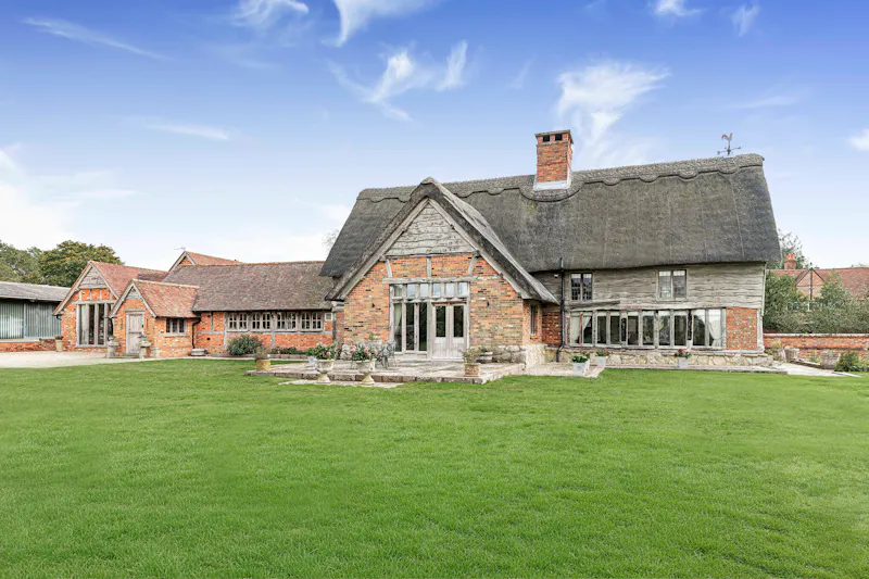 Impressive Milton Keynes barn, L774 (photo 71)