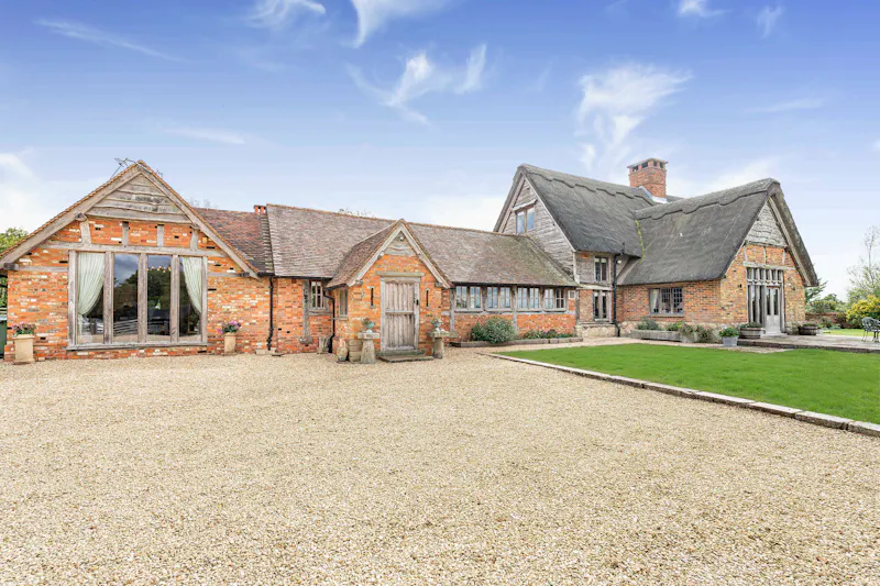 Driveway at Impressive Milton Keynes barn, L774 (photo 1)