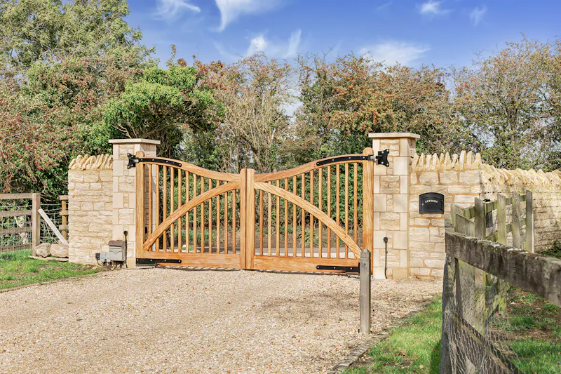 Gate at Impressive Milton Keynes barn, L774 (photo 82)