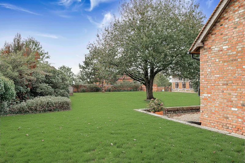 Impressive Milton Keynes barn, L774 (photo 81)