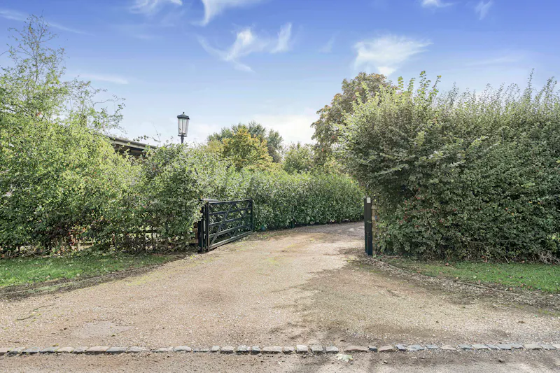 Gate at Impressive Milton Keynes barn, L774 (photo 85)