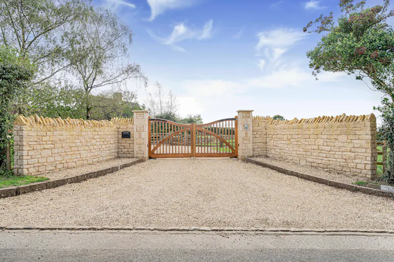 Impressive Milton Keynes barn, L774 (photo 84)