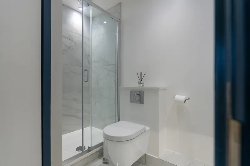 Bathroom at Colourful Chelsea Mews, B2091 (photo 24)
