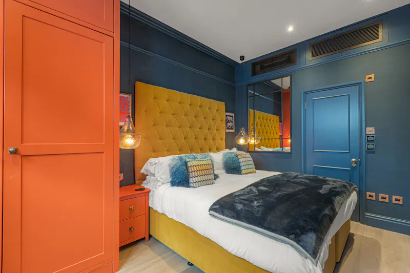 Bedroom at Colourful Chelsea Mews, B2091 (photo 16)