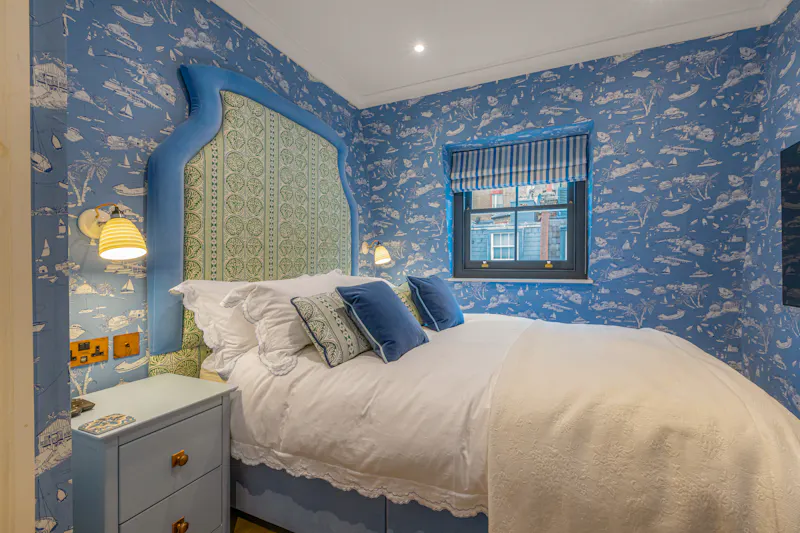 Bedroom at Colourful Chelsea Mews, B2091 (photo 31)