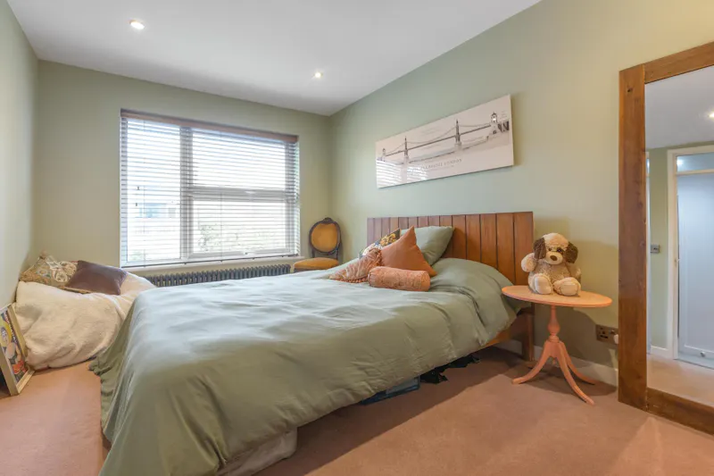 Bedroom at Putney 70s inspired home, D2839 (photo 26)