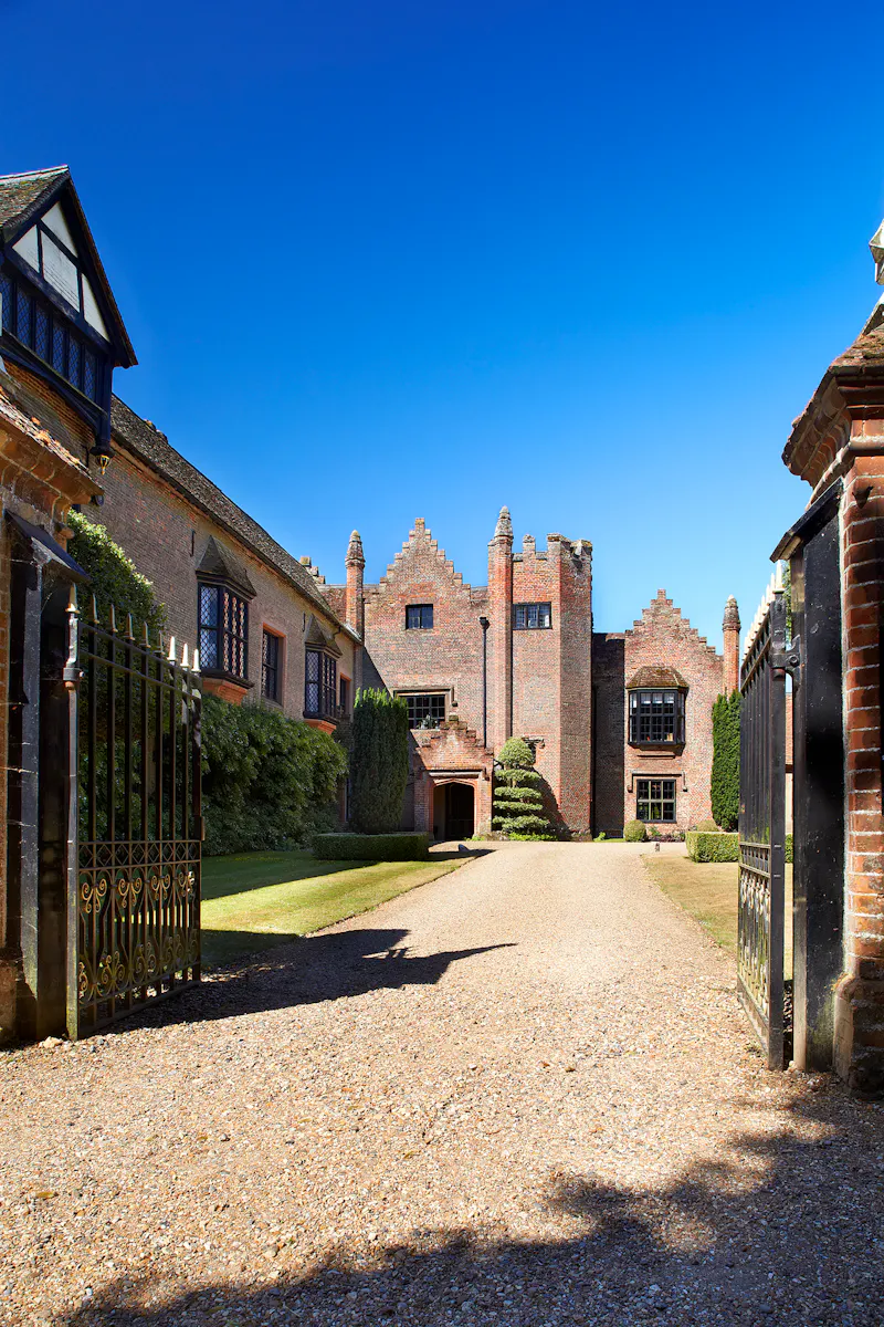 Gate at Buckingham Tudor mansion, H19 (photo 35)