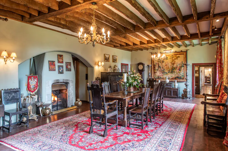 Dining room at Buckingham Tudor mansion, H19 (photo 3)