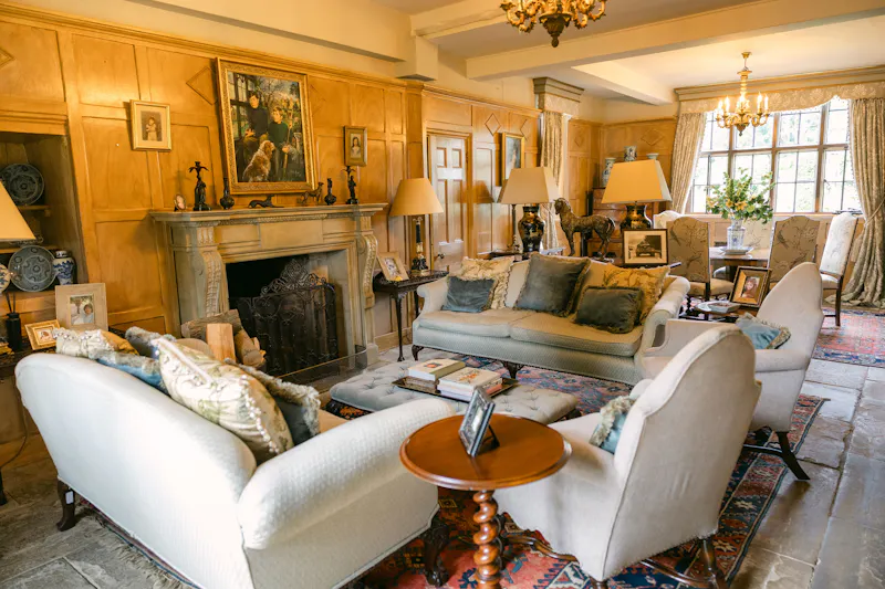 Living Room at Buckingham Tudor mansion, H19 (photo 8)