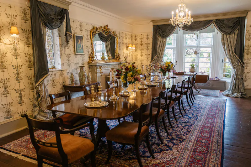 Wallpaper at Buckingham Tudor mansion, H19 (photo 16)