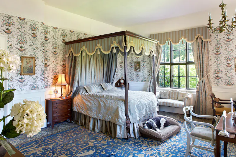 Wallpaper at Buckingham Tudor mansion, H19 (photo 23)