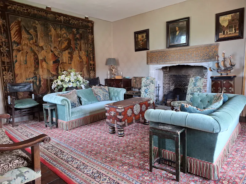 Living Room at Buckingham Tudor mansion, H19 (photo 20)