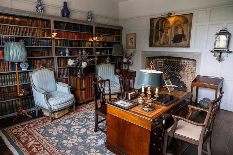 Library at Buckingham Tudor mansion, H19 (photo 17)
