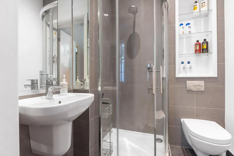 Bathroom at Cosy Islington flat, B2093 (photo 18)
