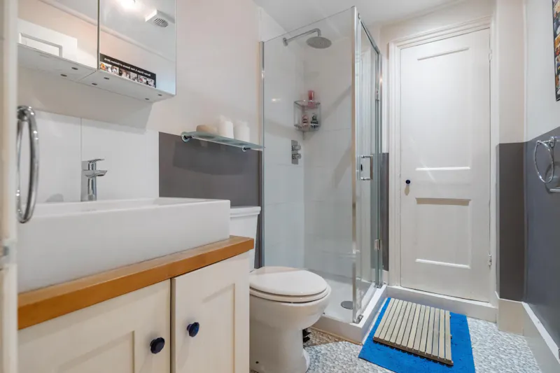Bathroom at Sleek De Beauvoir townhouse, B2094 (photo 25)