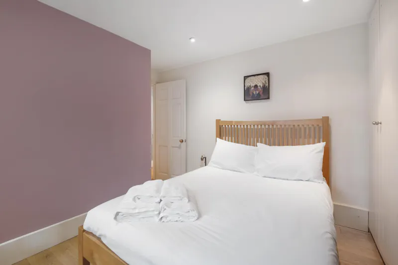Bedroom at Sleek De Beauvoir townhouse, B2094 (photo 26)