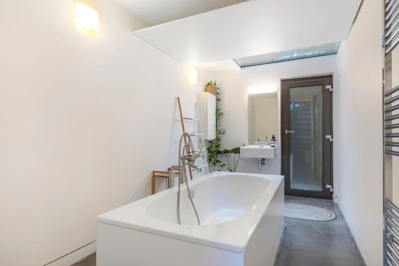 Bath at Quirky Haggerston Tiny house, B2099 (photo 17)