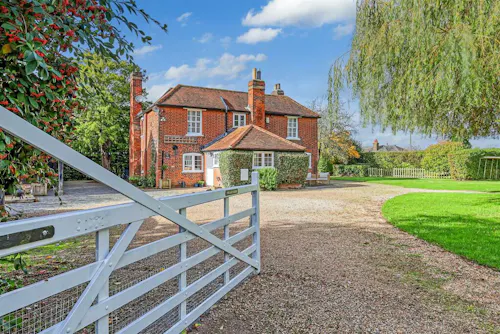 Luxe Brentwood farmhouse, B2097
