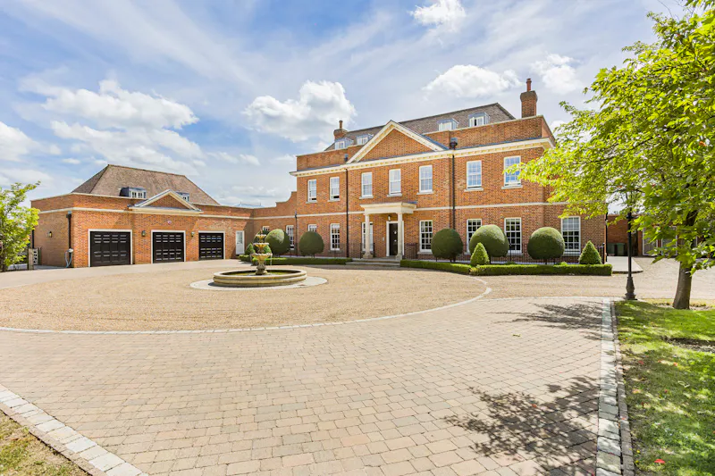 Driveway at Luxe Broxbourne Mansion, D2844 (photo 52)