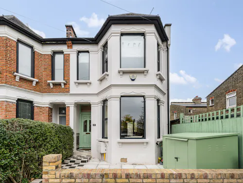 Colourful Bounds Green home, B2102