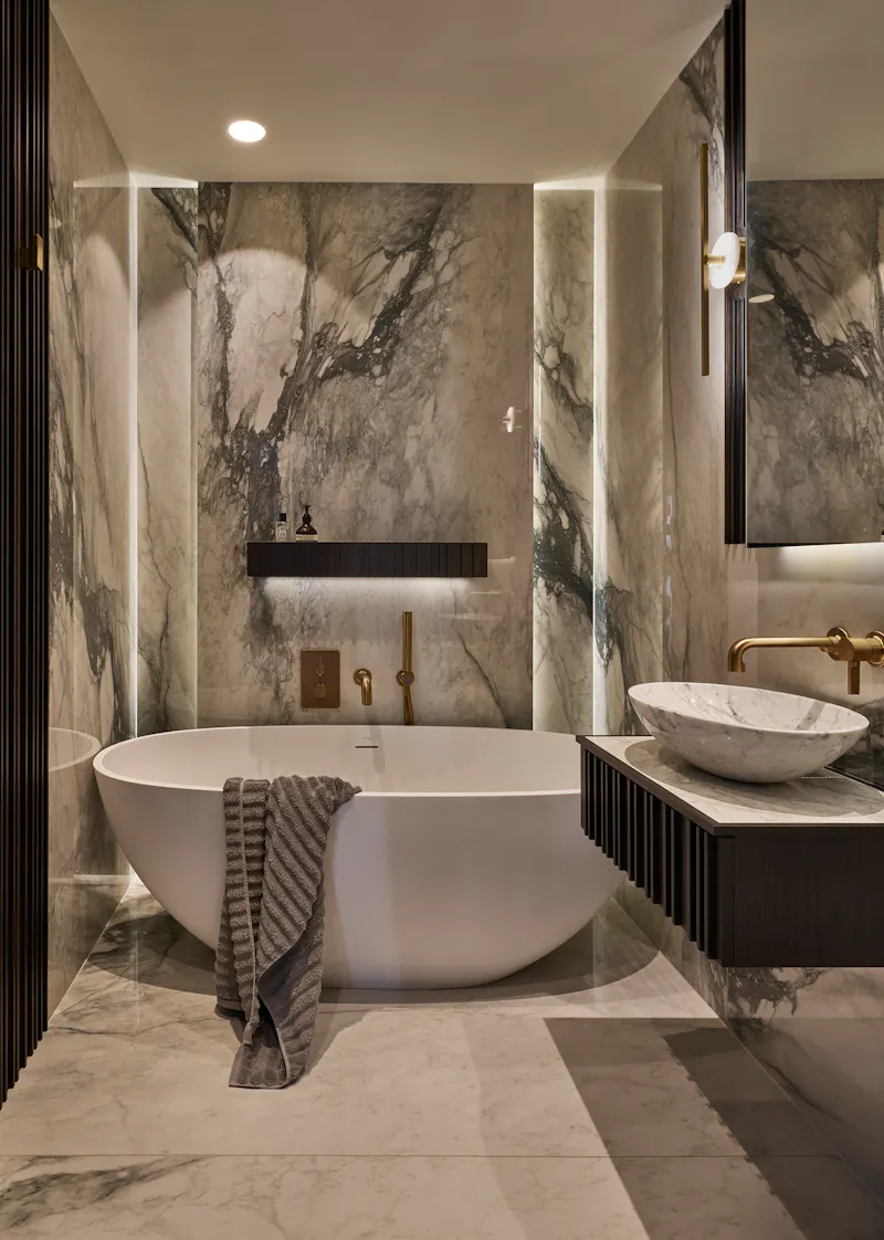 Bath at Contemporary  Chislehurst house, K460 (photo 24)