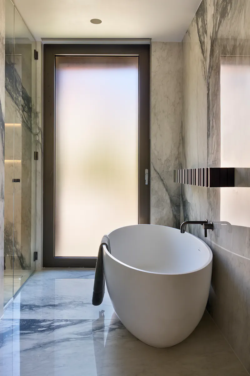 Bathroom at Contemporary  Chislehurst house, K460 (photo 27)