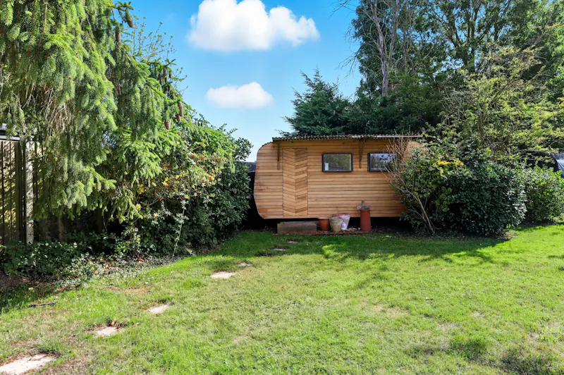 Summer house at Ingatestone Modern Family Home, D2849 (photo 19)