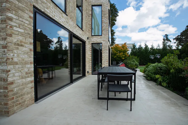 Sophisticated Kew House, D2711 (photo 29)