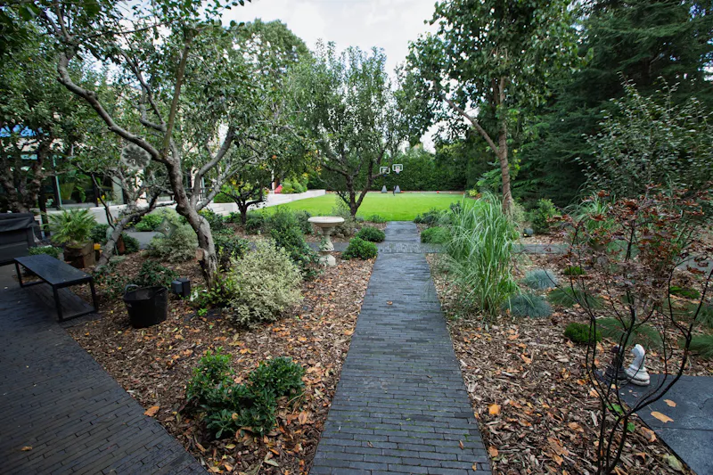 Sophisticated Kew House, D2711 (photo 36)