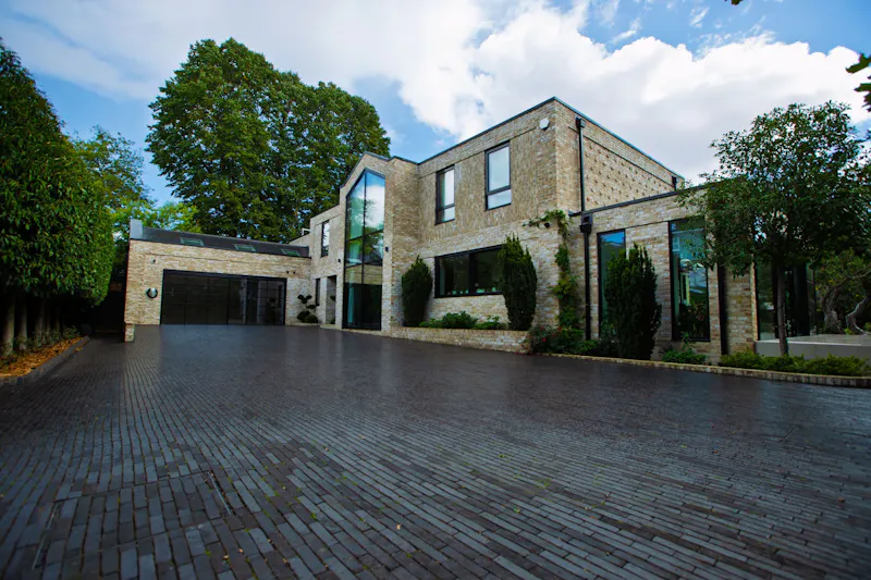 Driveway at Sophisticated Kew House, D2711 (photo 1)